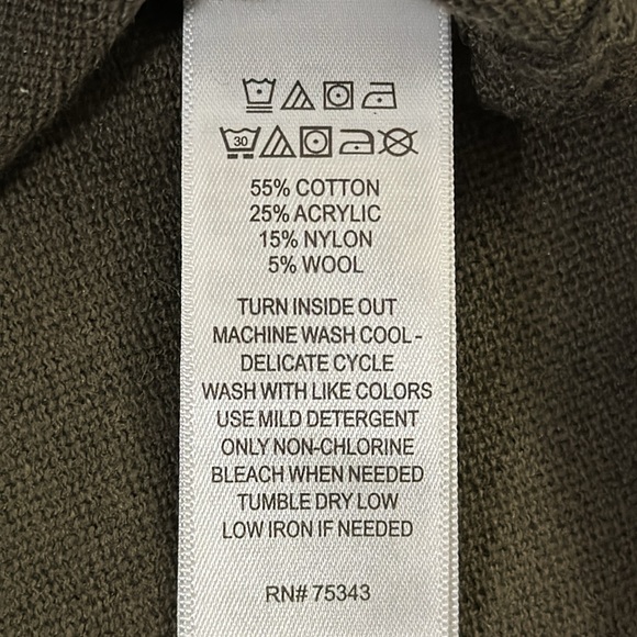 NWT Army green sweater, wear your heart on your sleeve. Size M - Picture 5 of 6